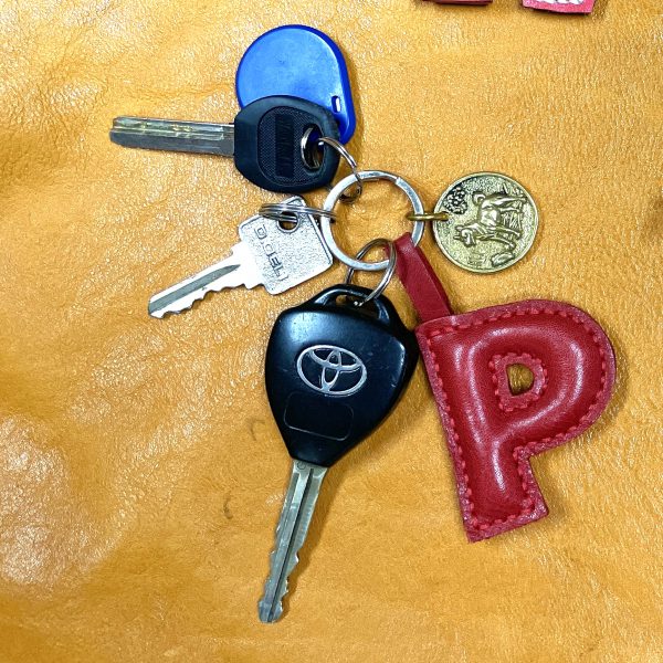 時尚真皮牛皮生肖字母鎖匙扣 Stylish Genuine Leather Zodiac Animal Keychain with Initial